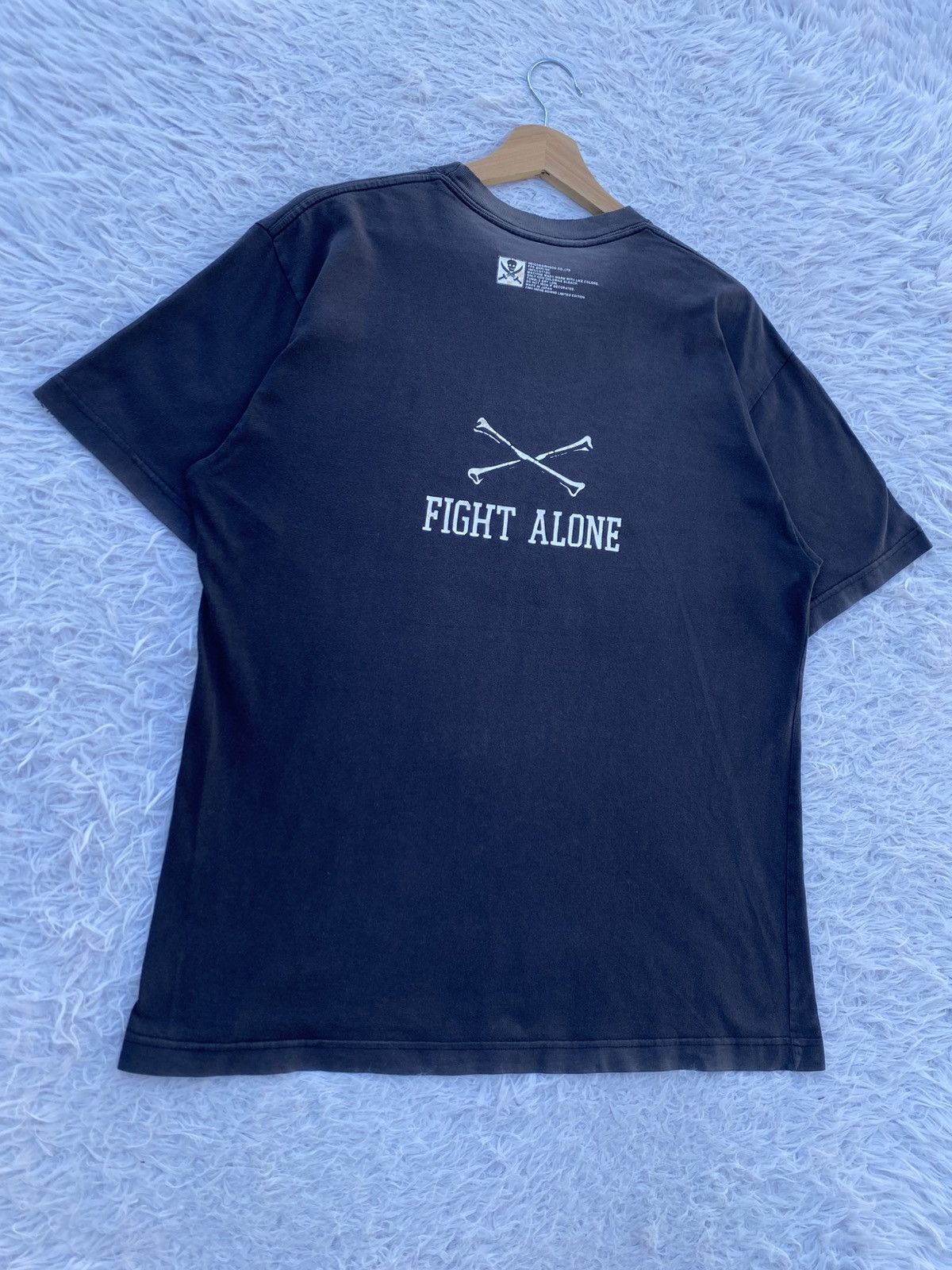 Neighborhood Rare Vintage 2004 Neighborhood "Fight Alone" Tshirt Size US L / EU 52-54 / 3 - 13 Thumbnail