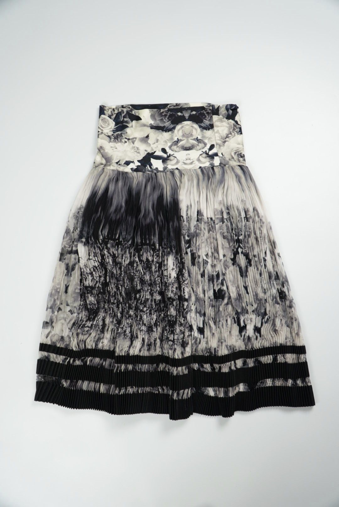 Jean Paul Gaultier Jean Paul Gaultier Maille Femme Balck & White Pleated Skirt Size 26" / US 2 / IT 38 - 2 Thumbnail