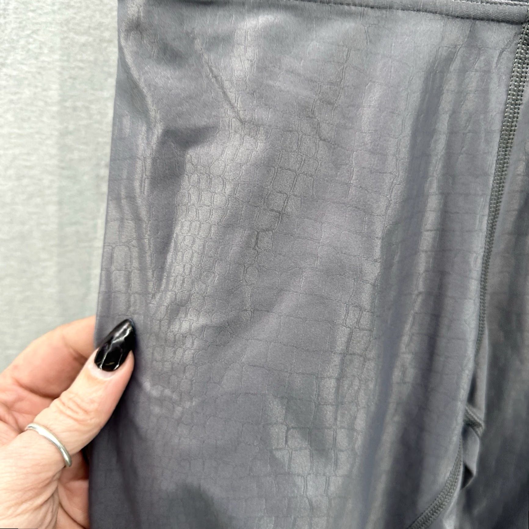 Vintage Carbon38 Womens XS Gray Faux Leather Leggings Shiny Reptile Takara Shine Athleisure Yoga Luxury Size 26" / US 2 / IT 38 - 6 Thumbnail