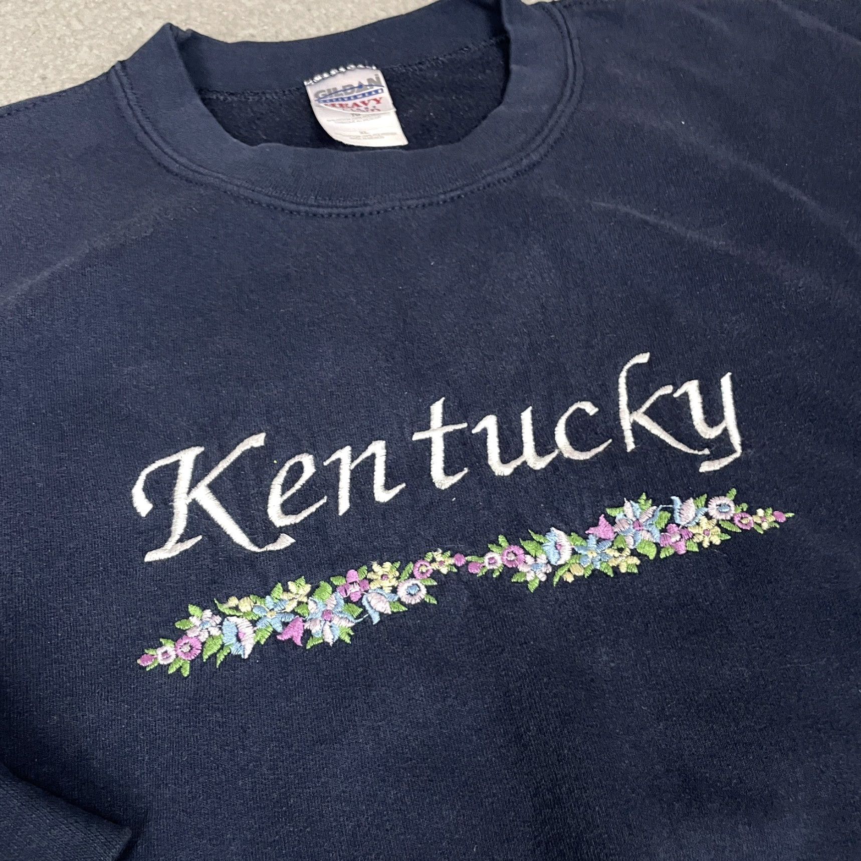 Vintage VINTAGE Kentucky Sweatshirt Adult XL Navy Blue Embroidered Pullover Flowers 90s USA Size US XL / EU 56 / 4 - 3 Thumbnail