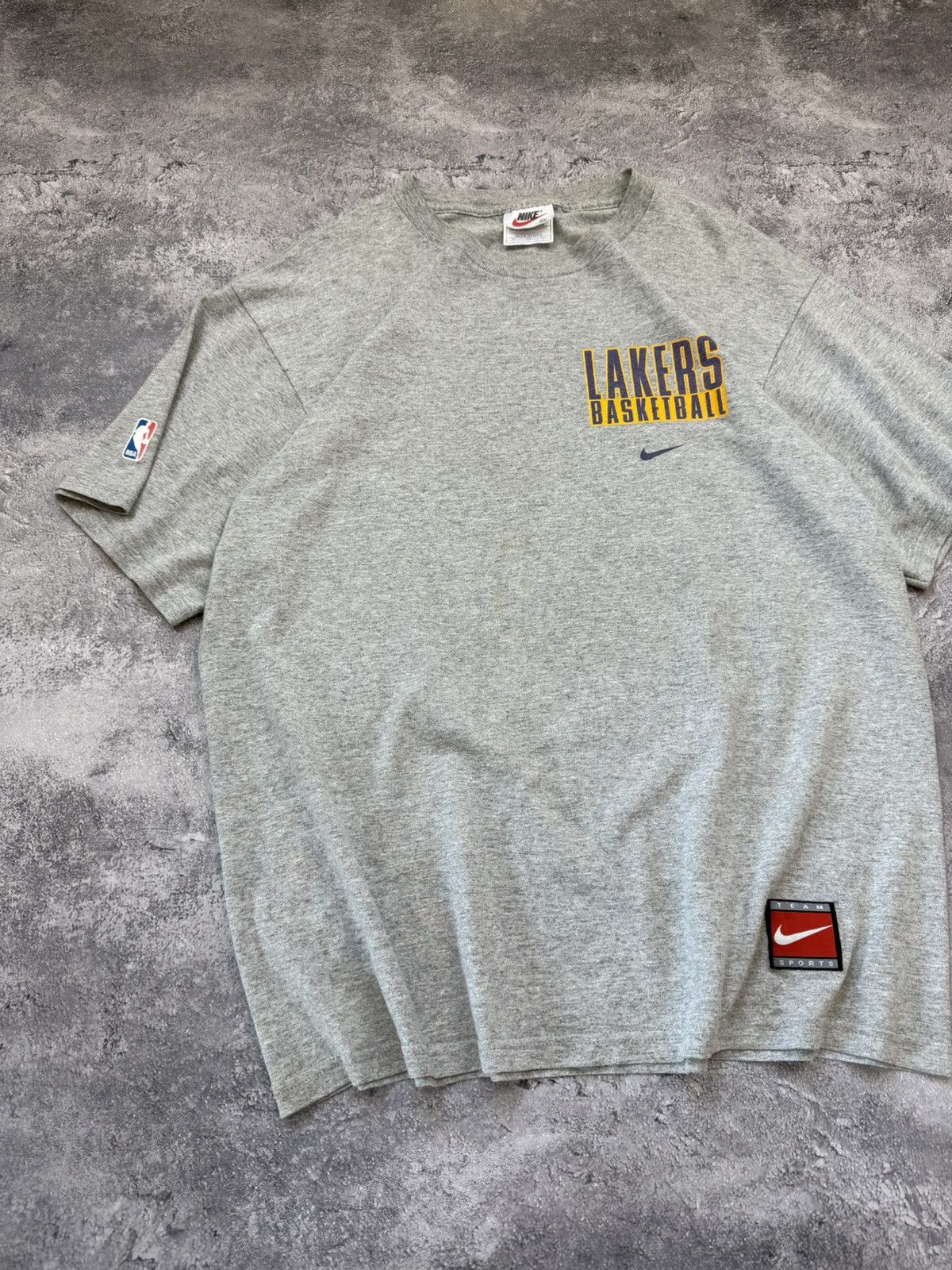Nike Vintage 90s Nike Lakers NBA Basketball T-Shirt Y2K Rare Tee Size US M / EU 48-50 / 2 - 5 Thumbnail