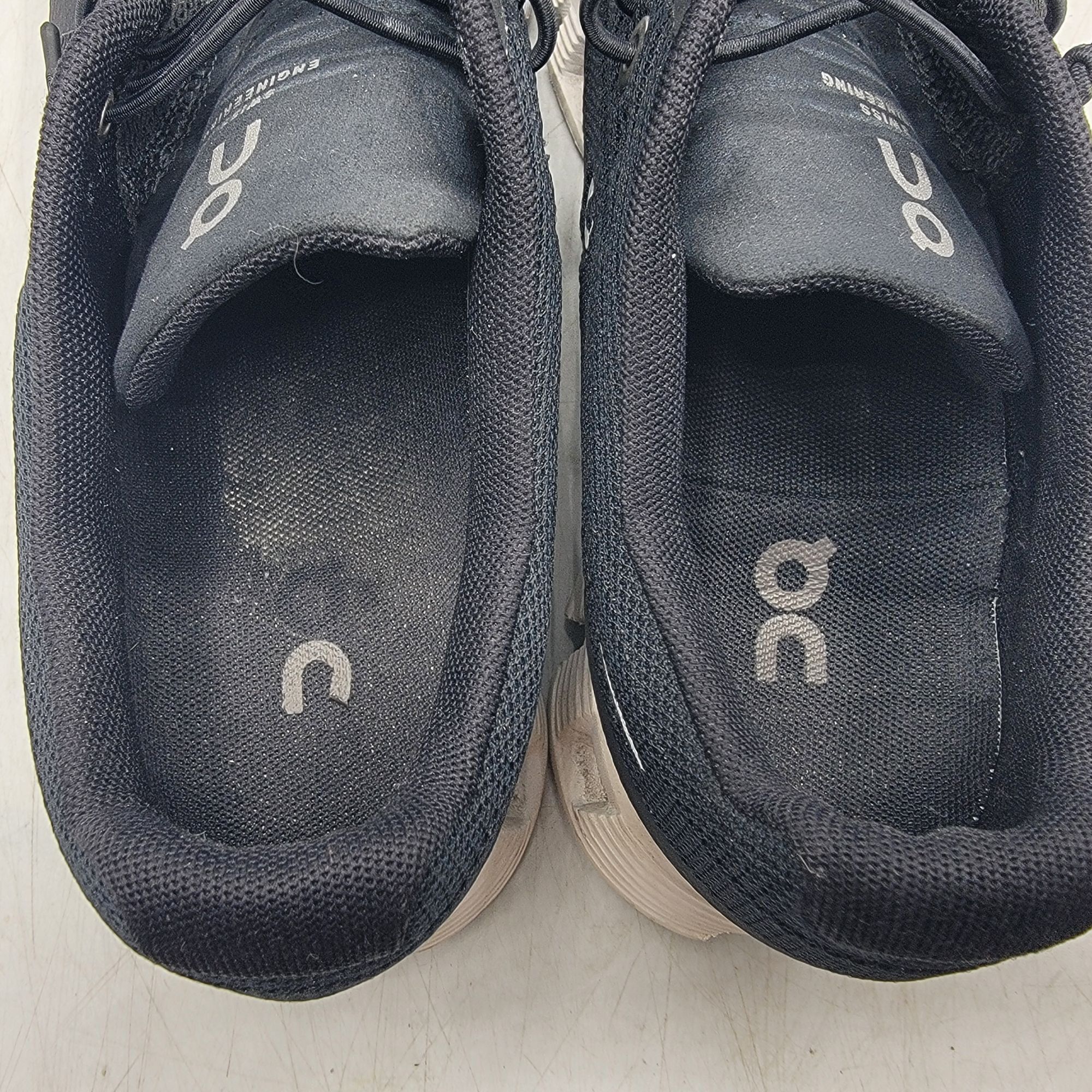 On On Cloud 5 Womens 8.5 Black White Athletic Sneaker Shoes Out Size US 8.5 / IT 38.5 - 5 Thumbnail