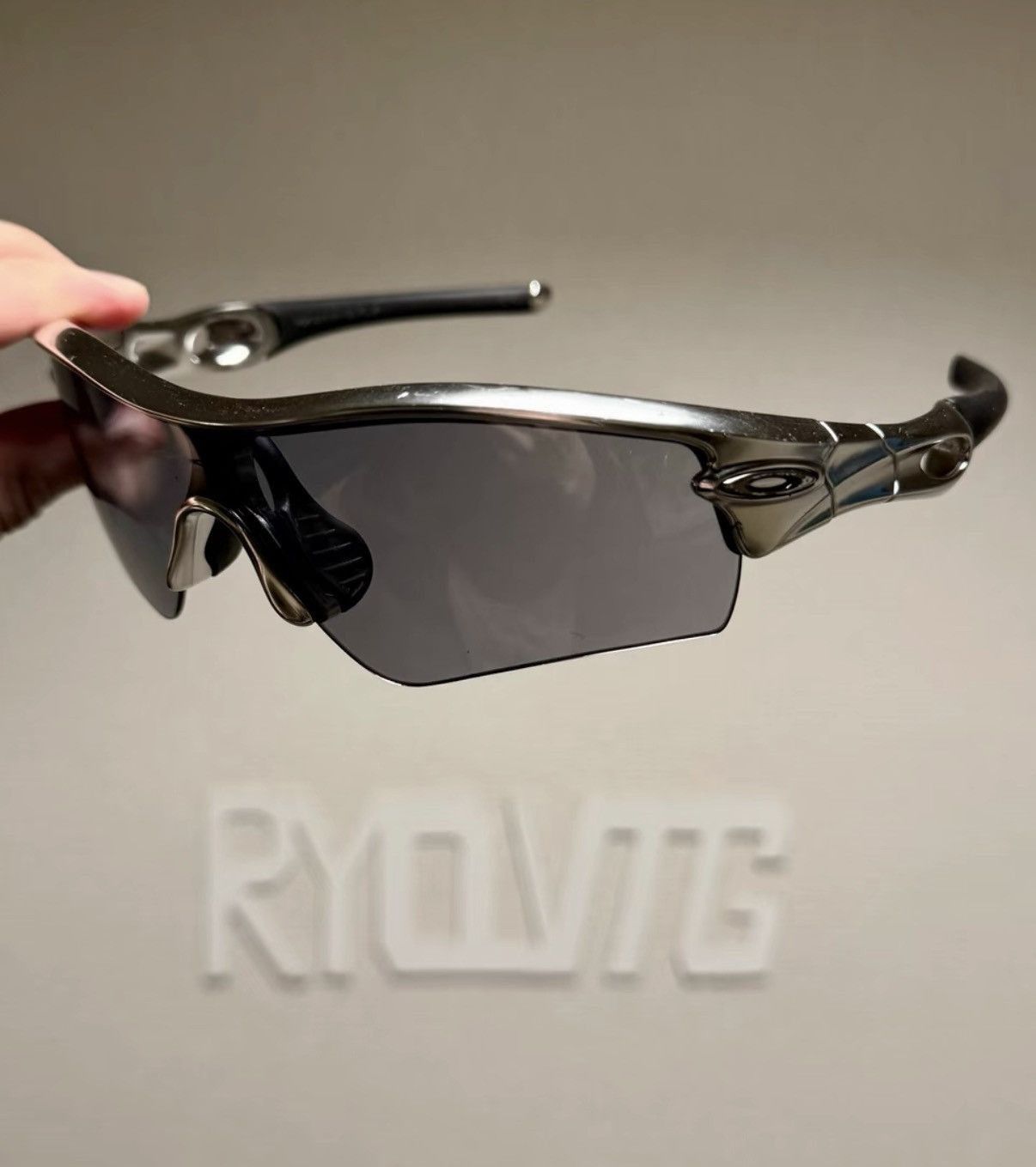 Oakley Gray Shield Sunglasses with Tinted Lenses Size ONE SIZE - 3 Thumbnail