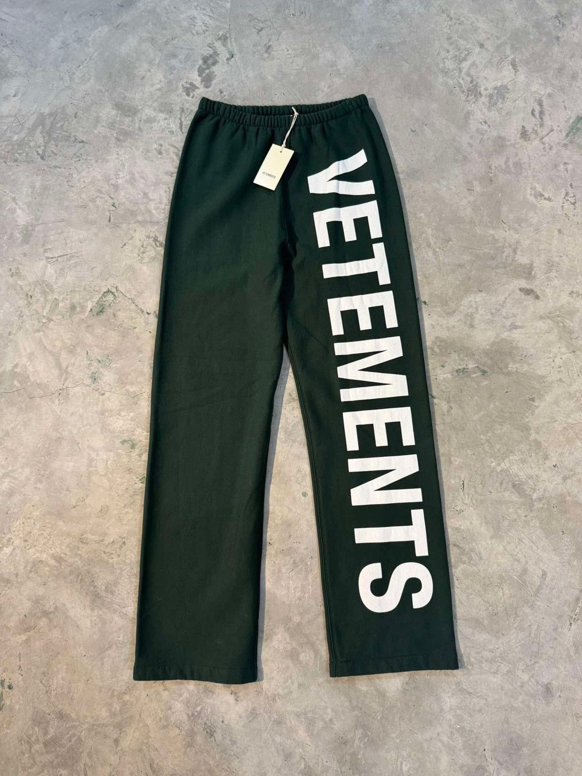 Vetements Vetements Vertical Script Green sweatpants Size US 30 / EU 46 - 1 Thumbnail