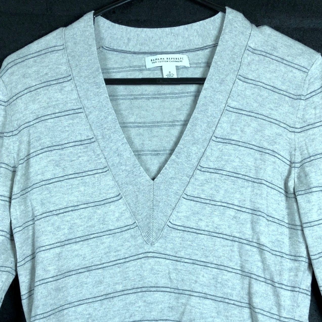 Banana Republic Banana Republic Womens Sweater Gray Pullover V-Neck Silk Cashmere Stretch Small Size S / US 4 / IT 40 - 2 Thumbnail