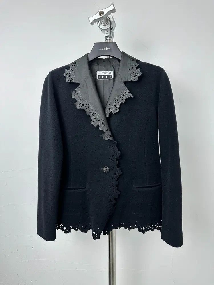 ISSEY MIYAKE  FETE  トップス SHADOW STUDY CHIFFON TWIST Shirt Light – ISSEY MIYAKE EU