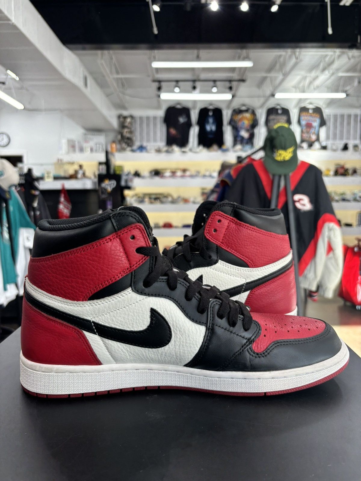 Jordan Brand × Nike Air Jordan 1 Retro Bred Toe Sz. 12 Size US 12 / EU 45 - 4 Thumbnail