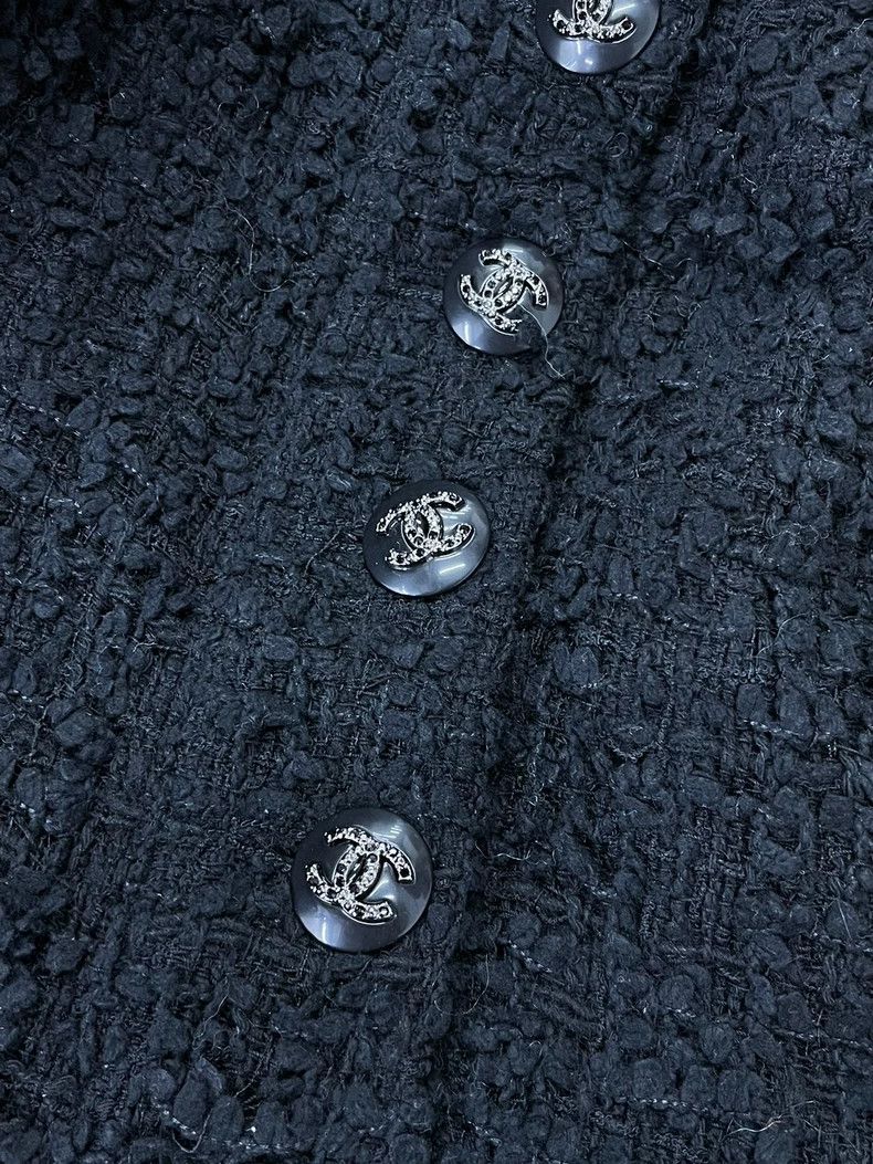 Chanel chanel Black side diamond buckle high slitch skirt Size 25" / US 0 / IT 36 - 2 Thumbnail