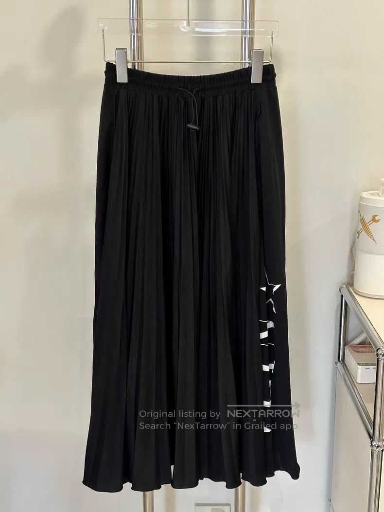 Valentino Valentino The long skirt is black Size S / US 4 / IT 40 - 1 Thumbnail