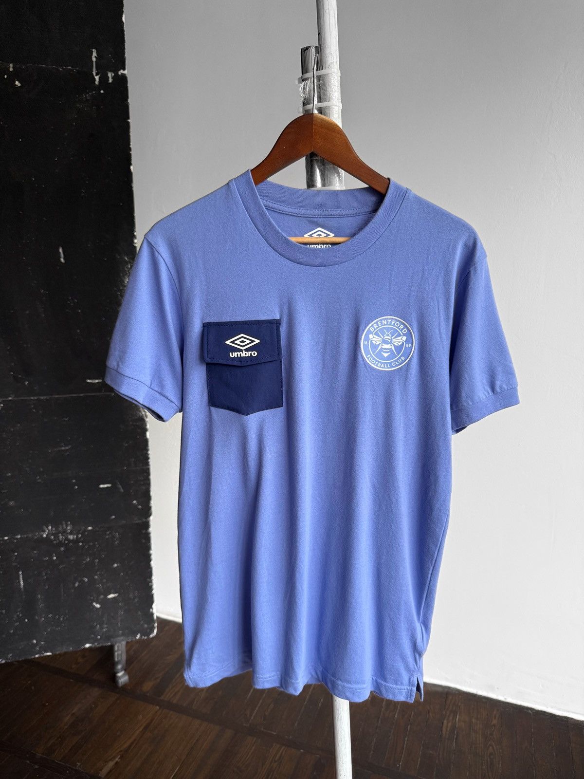 Umbro Umbro x FC Brentford 2024-25 Blue SS Soccer Football Tee Size US S / EU 44-46 / 1 - 1 Thumbnail