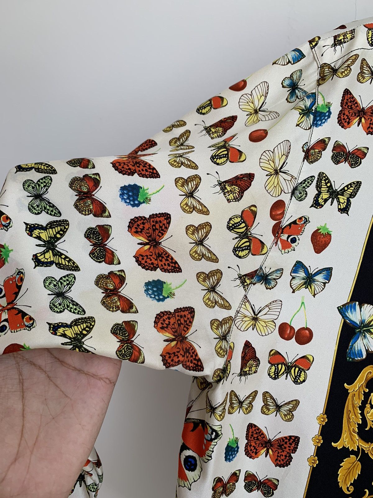 Versace Vintage 90s Gianni Versace Gold Butterflies Silk Shirt Size M / US 6-8 / IT 42-44 - 7 Thumbnail
