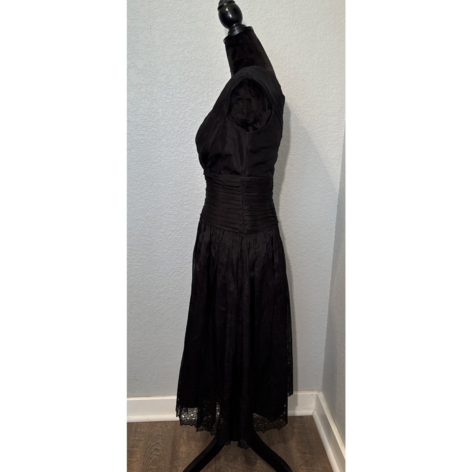 Tadashi Shoji Tadashi 100% Silk Black Dress Eyelet Cutouts In Skirt Size 2 Size XS / US 0-2 / IT 36-38 - 7 Thumbnail