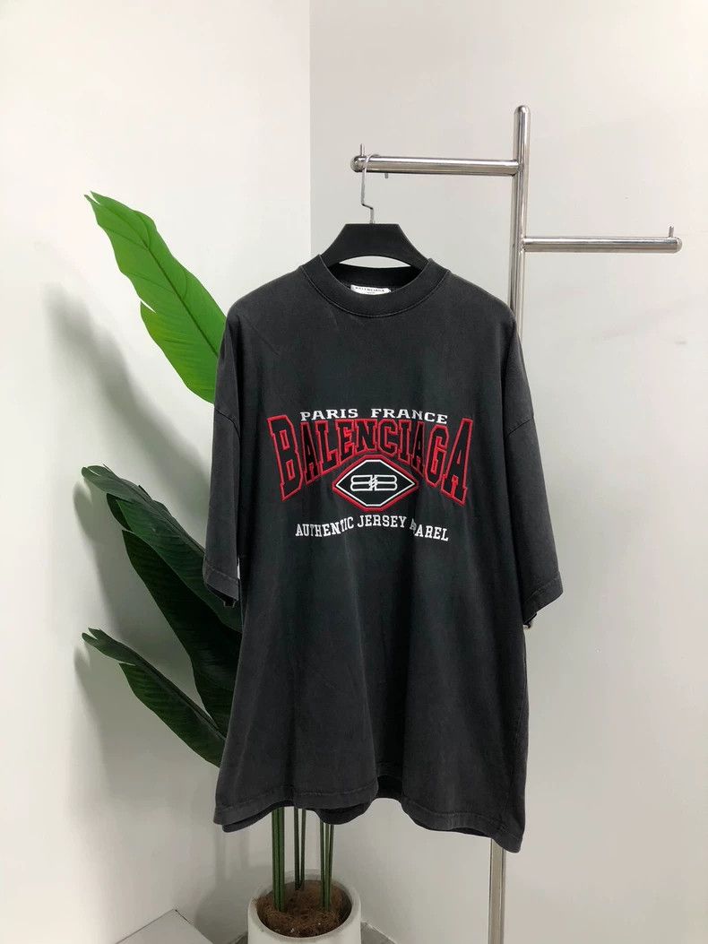 Balenciaga Balenciaga SS22 Batman Logo Letter Retro Distressed Short Size US M / EU 48-50 / 2 - 1 Thumbnail