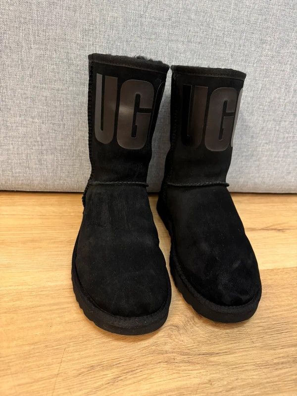 Ugg UGG Classic Short Ugg Rubber Logo Black Winter Boots size 39 Size US 8 / IT 38 - 4 Thumbnail