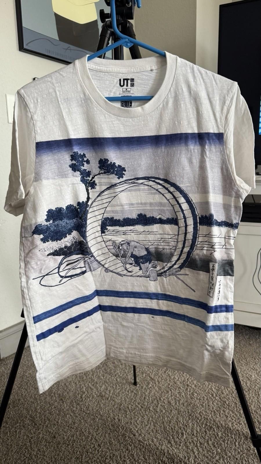 Uniqlo Uniqlo Shirt Art Tee Hokusai Blue White Short Medium Fuji Size US XL / EU 56 / 4 - 1 Thumbnail