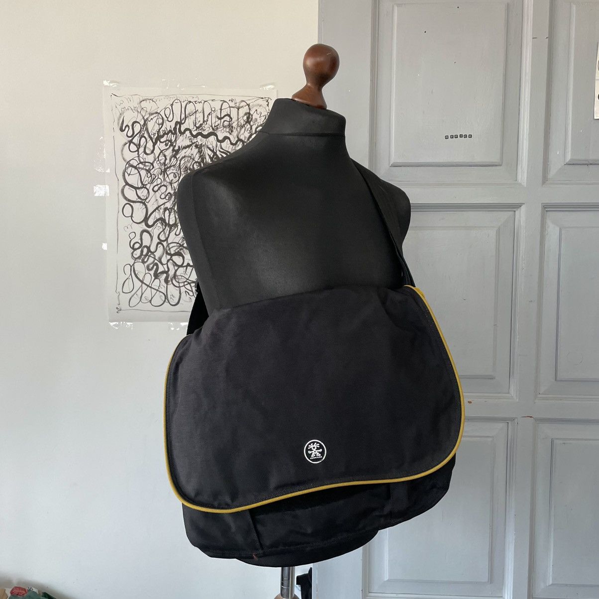 Crumpler × Japanese Brand 🔥HYPE🔥Crumpler Silver Dig Messenger Bag Black XL size Size ONE SIZE - 1 Thumbnail