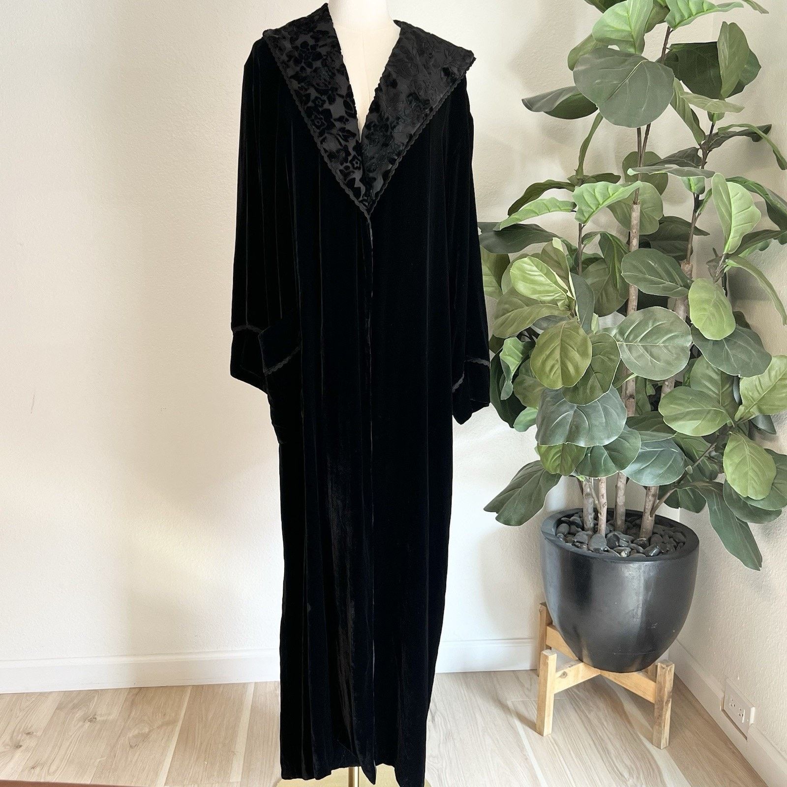 Other Eileen West Queen Anne’s Lace Velvet Silk Robe Black Size ONE SIZE - 2 Thumbnail