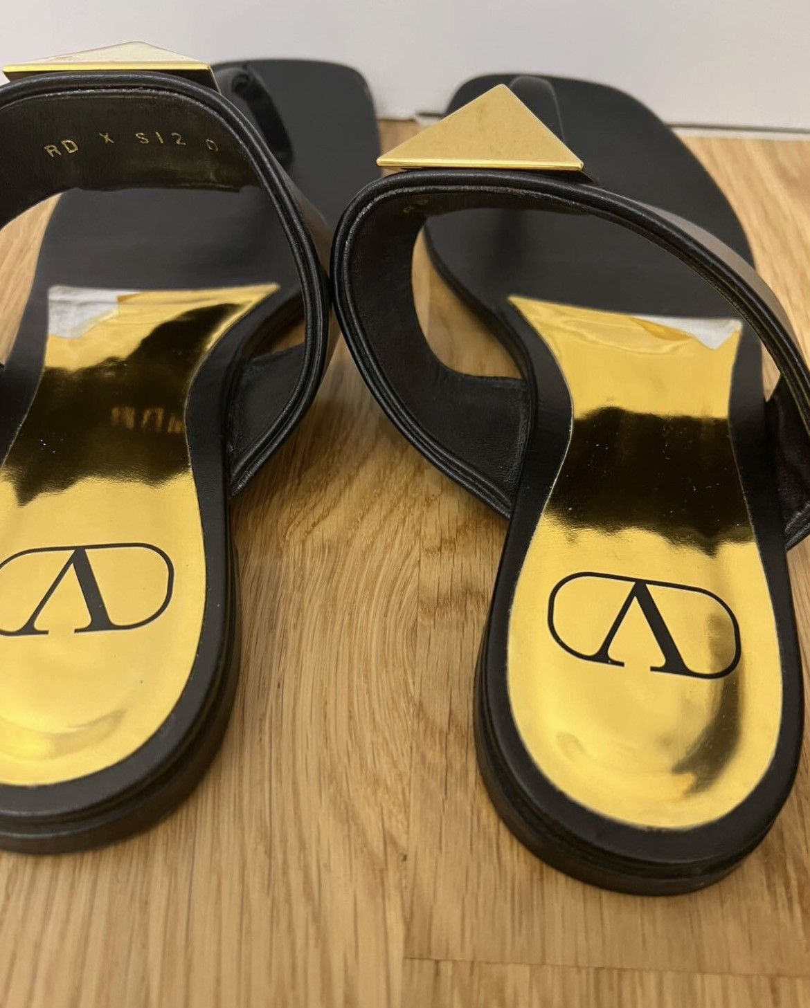 Valentino Valentino Garavani One Stud Thong Sandals – Black Size US 8 / IT 38 - 4 Thumbnail