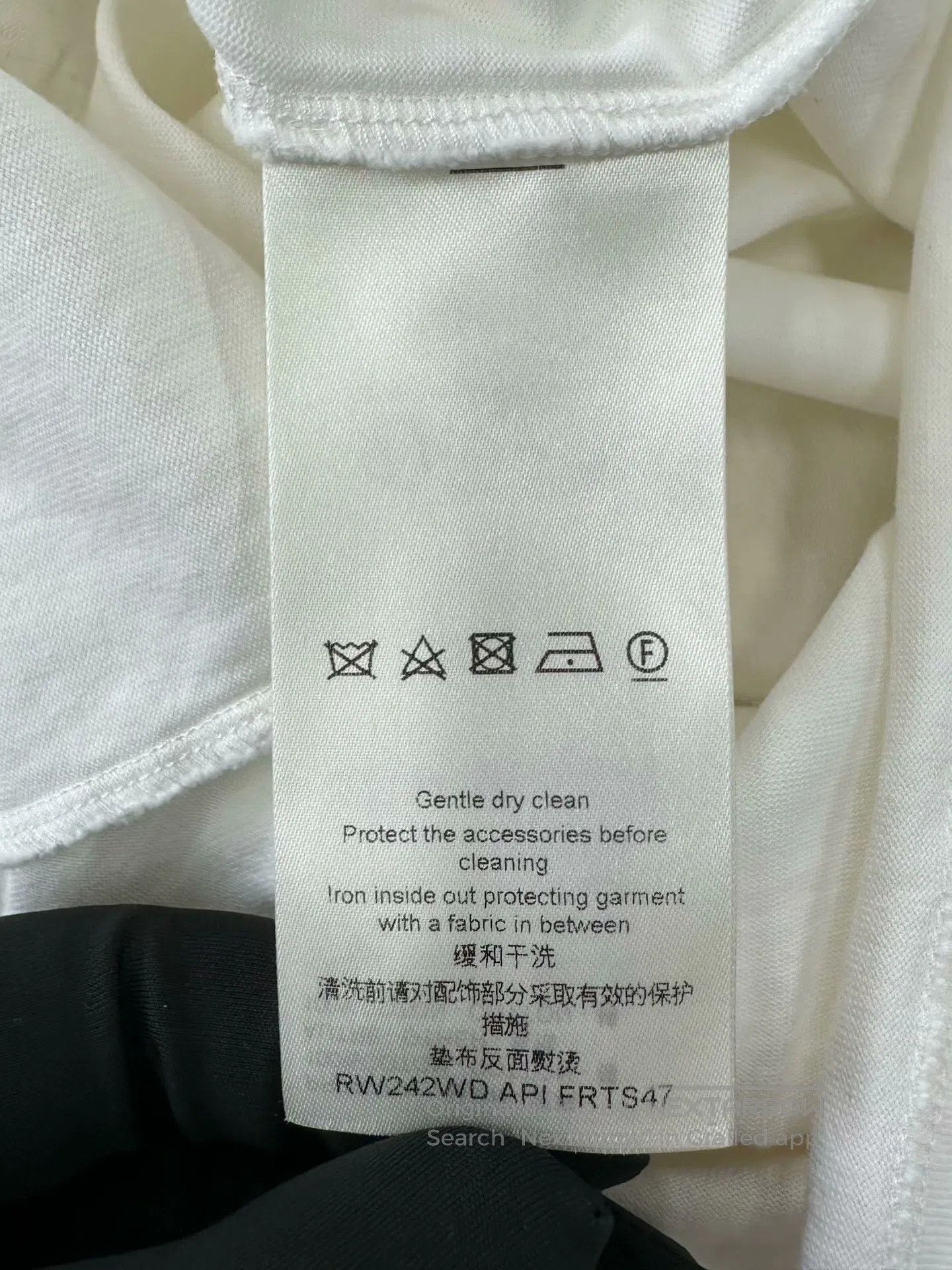 Louis Vuitton Louis Vuitton White pocket embossed logo chain short sleev Size US L / EU 52-54 / 3 - 4 Thumbnail