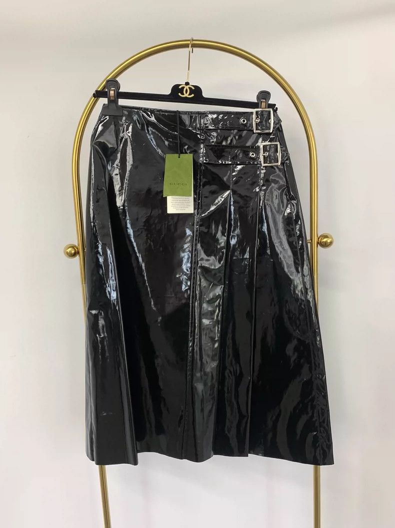 Gucci Gucci Black patent leather skirt Size 26" / US 2 / IT 38 - 1 Thumbnail