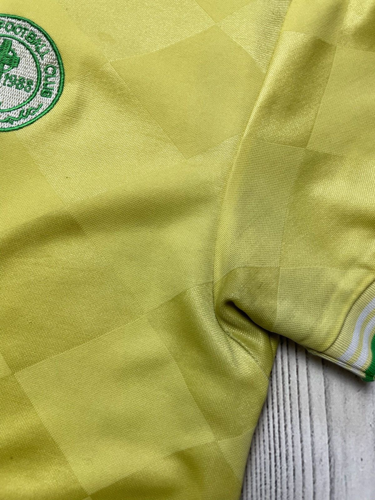 Vintage Vintage retro soccer tee Celtic size L yellow rare Size US L / EU 52-54 / 3 - 4 Thumbnail