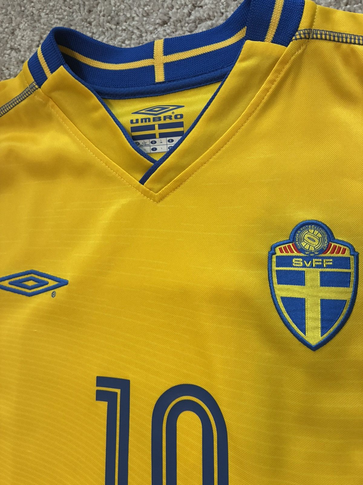 Umbro 2004 Sweden Home Jersey Size US L / EU 52-54 / 3 - 3 Thumbnail