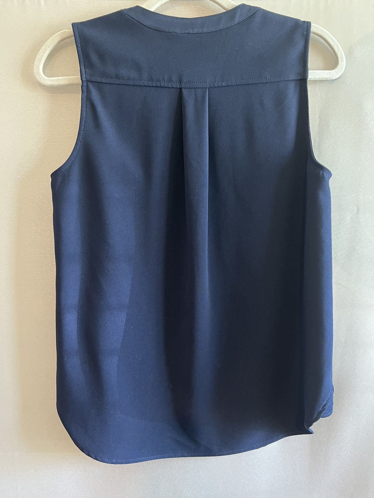 Trina Turk Trina Turk Navy Blue Sleeveless V-Neck Mikan Blouse Size M Size M / US 6-8 / IT 42-44 - 2 Thumbnail