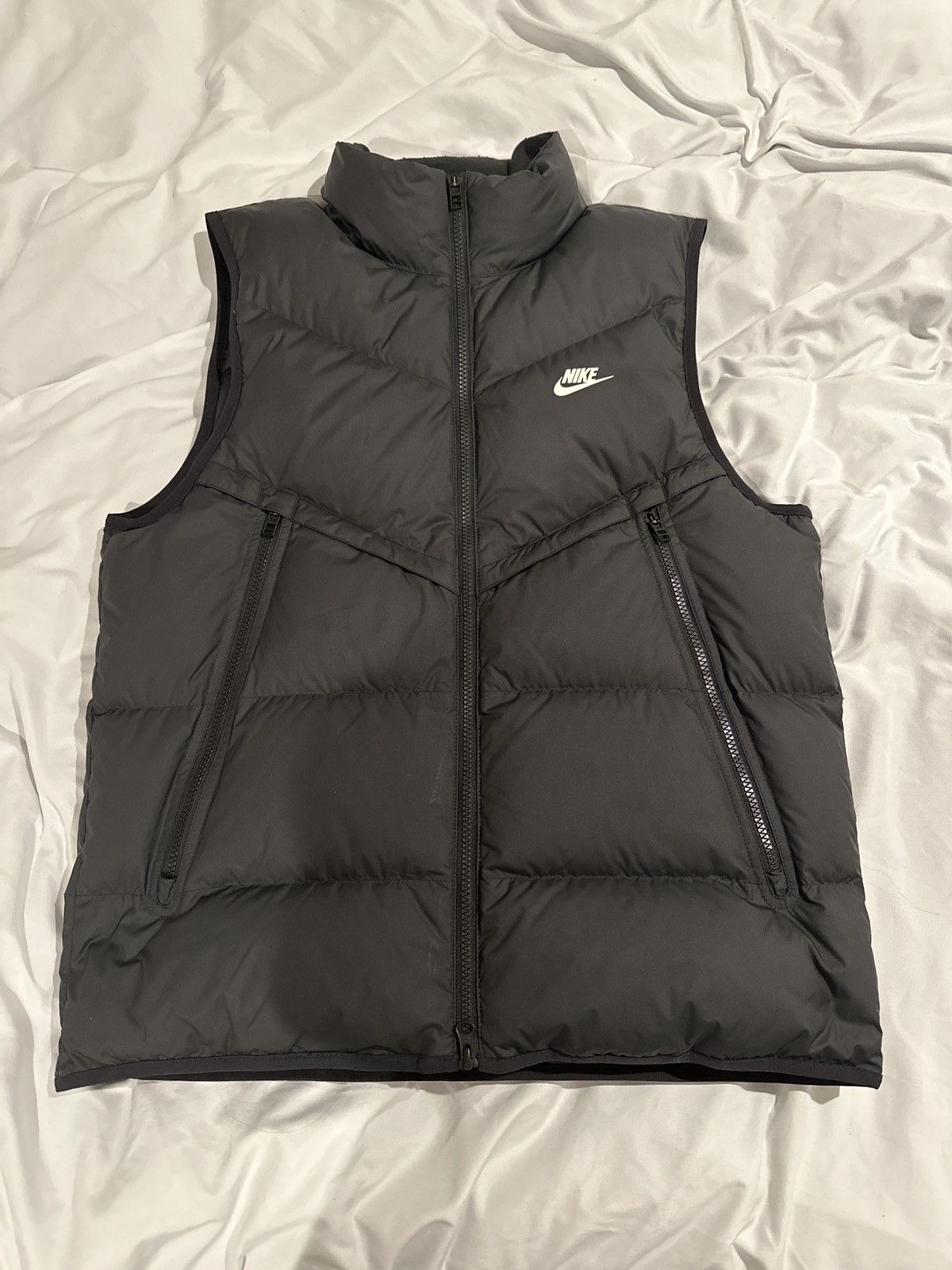 Nike Sportswear Storm-FIT Windrunner Vest offers