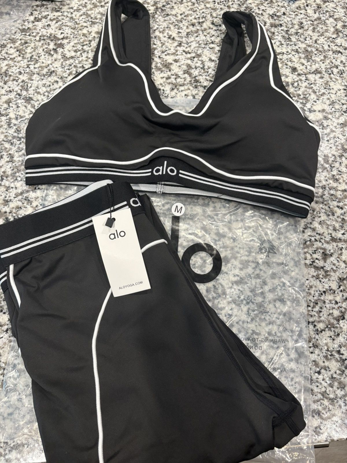 Alo Yoga Black Airbrush Heart Throb Set