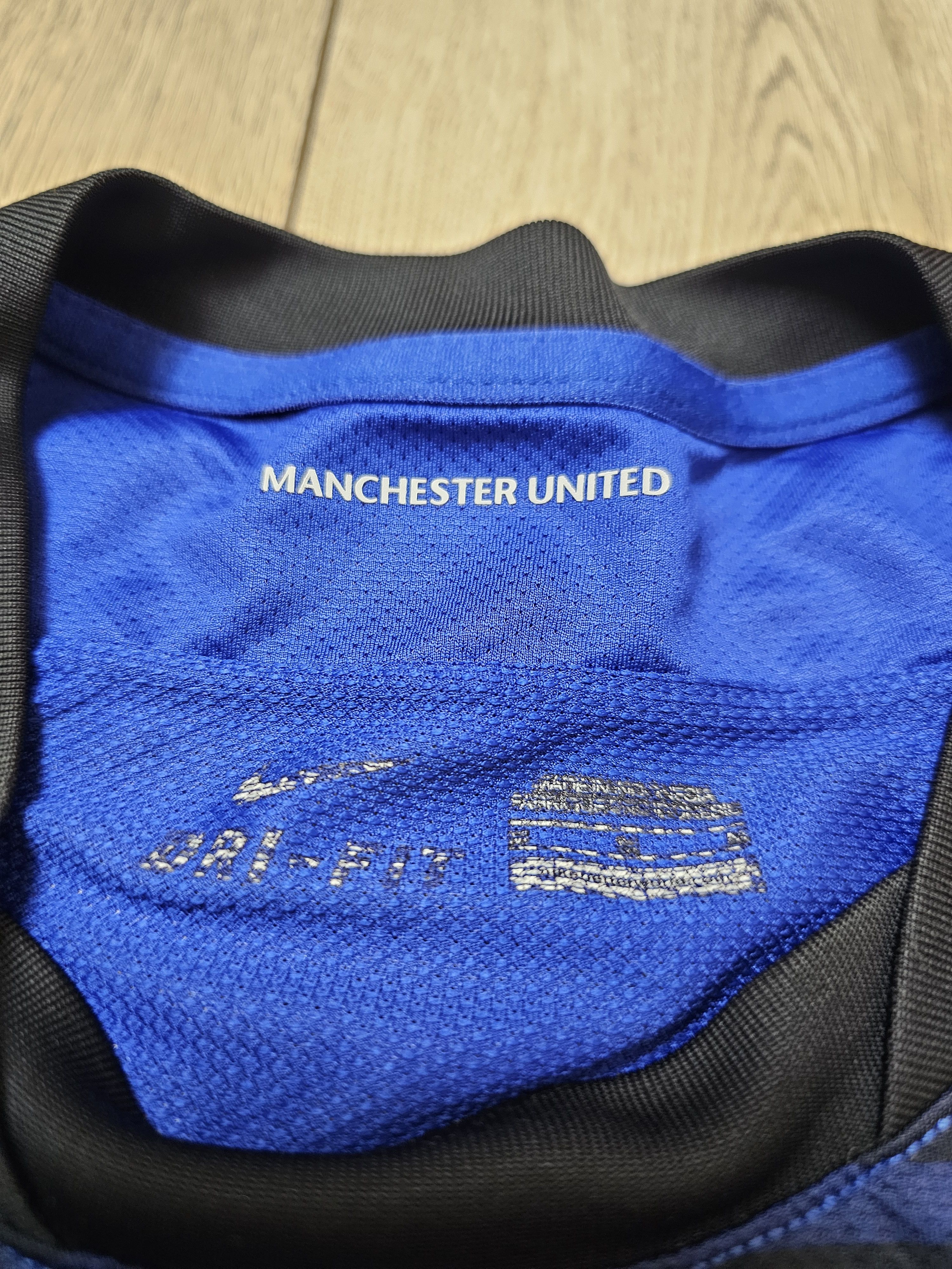 Nike MANCHESTER UNITED 2011 2012 AWAY FOOTBALL SOCCER JERSEY Size US M / EU 48-50 / 2 - 8 Thumbnail