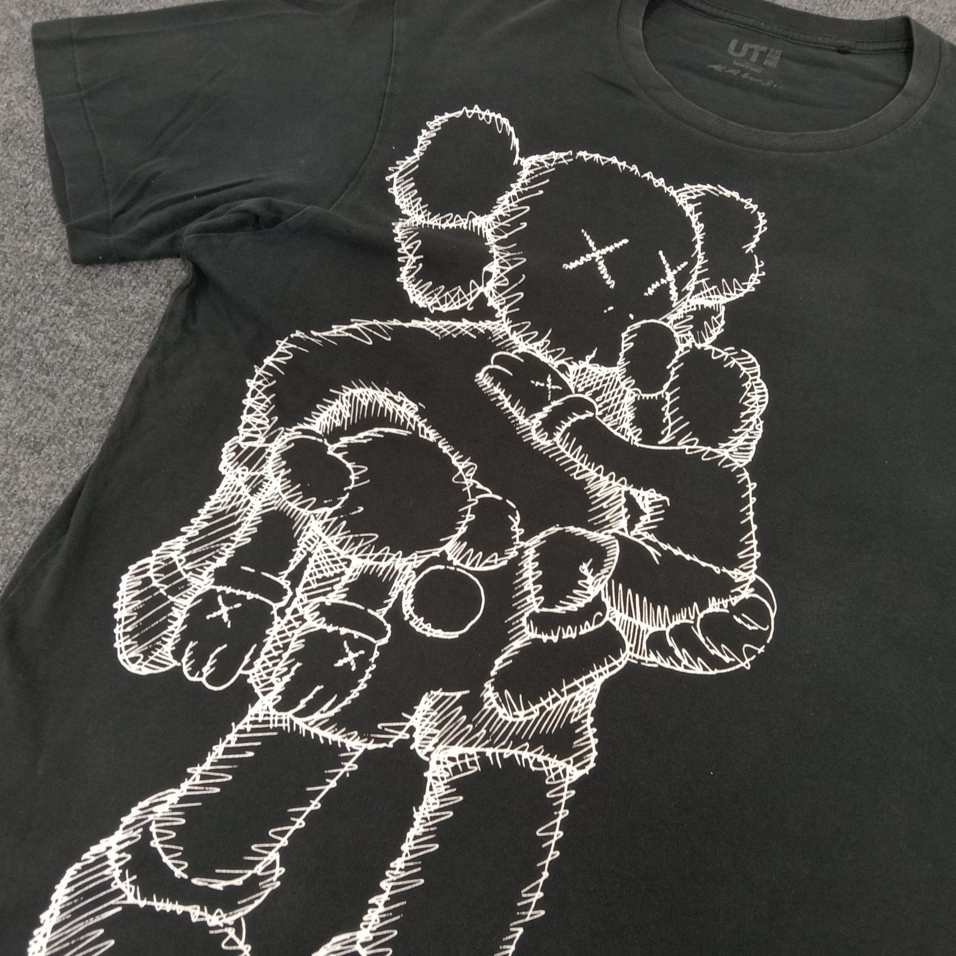 Kaws × Uniqlo × Vintage Kaws X Japanese Brand Mascot Design Tshirt Size US XL / EU 56 / 4 - 2 Thumbnail