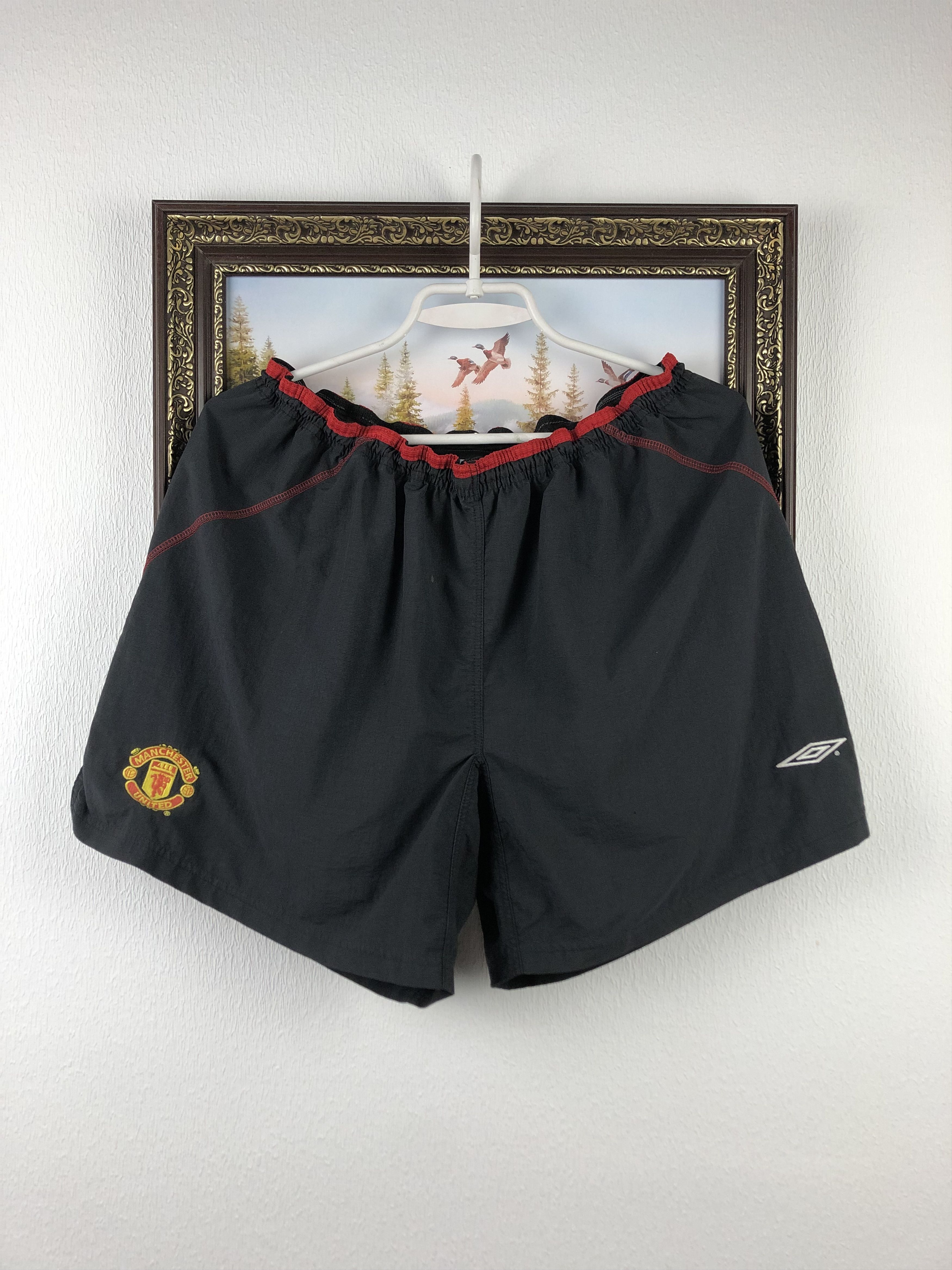 Umbro Vintage Umbro Manchester United Football Shorts Soccer Black Size US 32 / EU 48 - 1 Thumbnail
