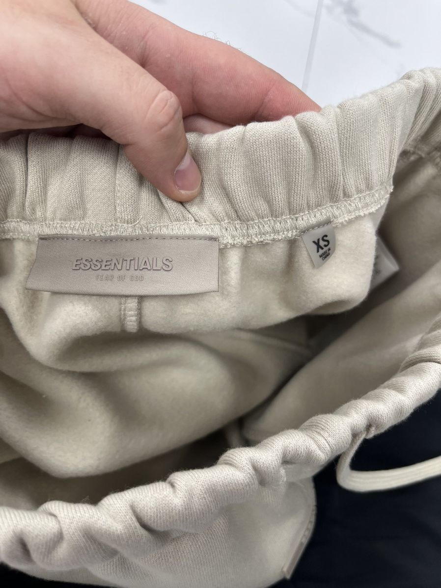 Essentials Fear of God Essentials Shorts "Wheat" Size US 26 / EU 42 - 3 Thumbnail