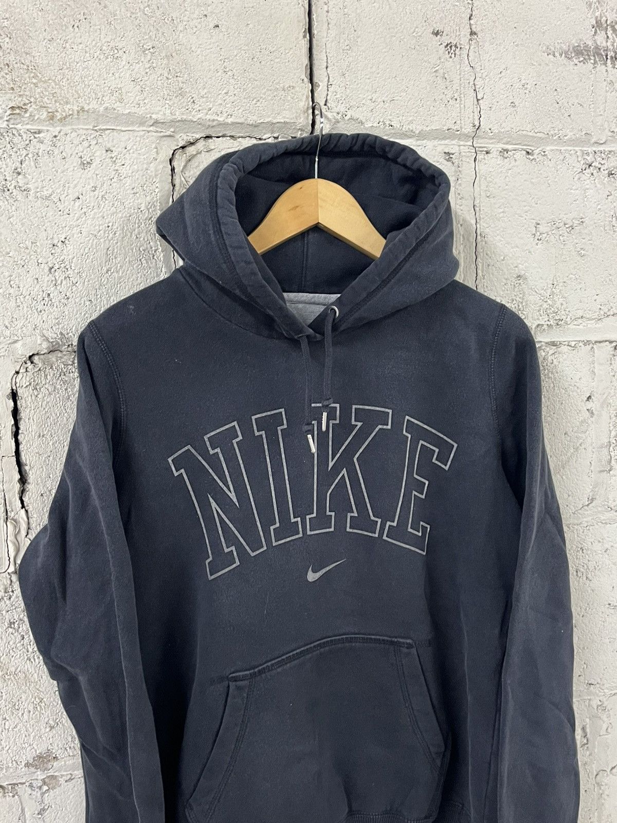 Nike Nike center swoosh spell out hoodie streetwear hype rare Size US L / EU 52-54 / 3 - 3 Thumbnail