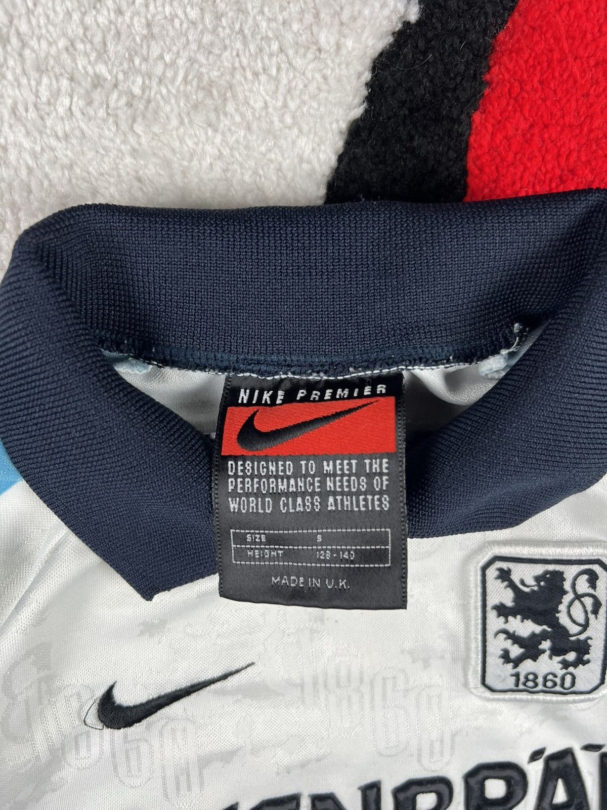 Nike Vintage Nike TSV Munchen 1996/97 Football Kids Soccer Jersey Size US S / EU 44-46 / 1 - 9 Thumbnail