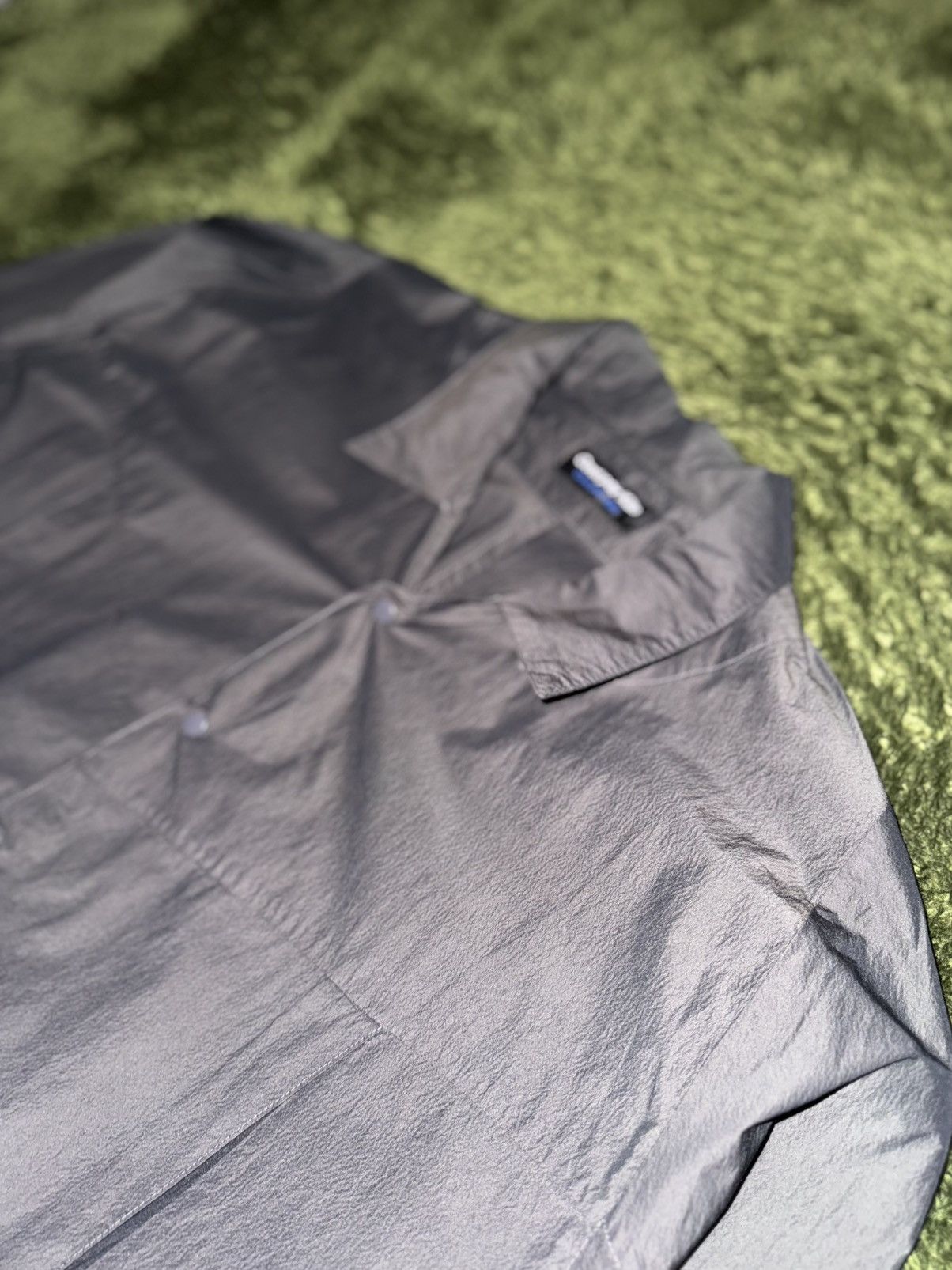 Japanese Brand [XL] Cost per Kilo Gathered Nylon Dart-Detail Shirt Charcoal Size US XL / EU 56 / 4 - 2 Thumbnail