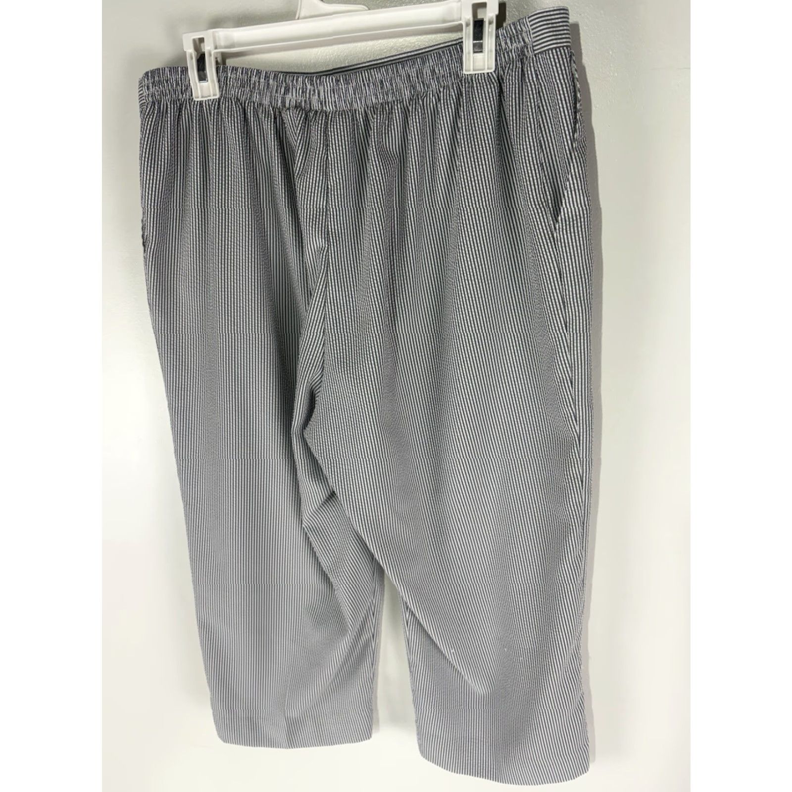 Vintage Alfred Dunner Gray/White Striped Seersucker Cropped Pants Womens Size 16 Wide-Leg, Pull On, 34 Waist, 20 Inseam Size 38" / US 16 / IT 52 - 4 Thumbnail