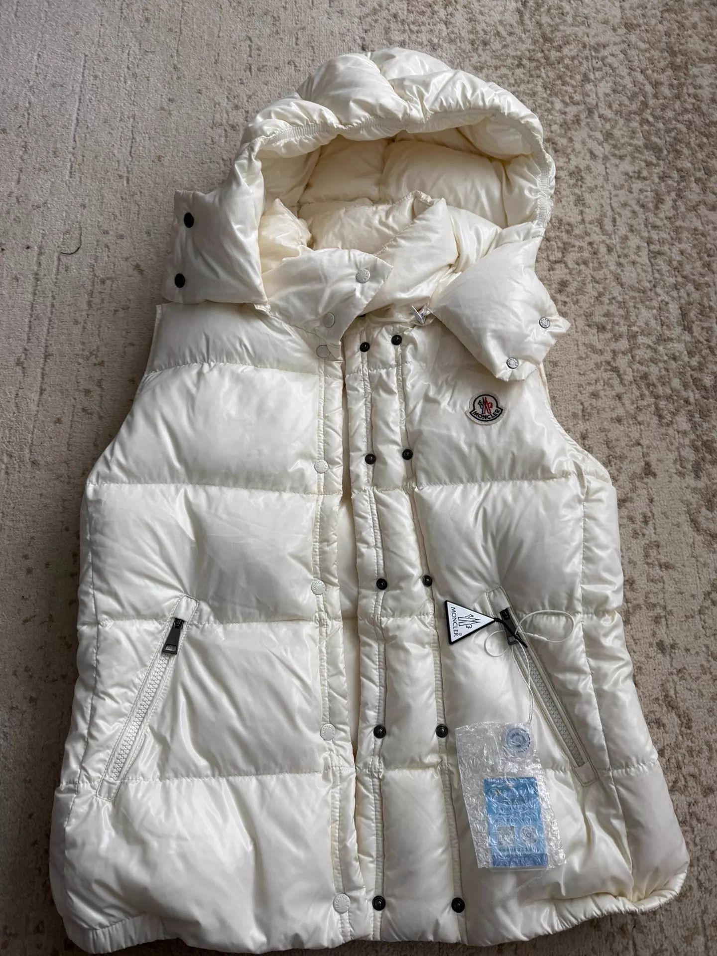 Moncler Moncler White Puffer Vest Size 2 Like New Size XS / US 0-2 / IT 36-38 - 3 Thumbnail