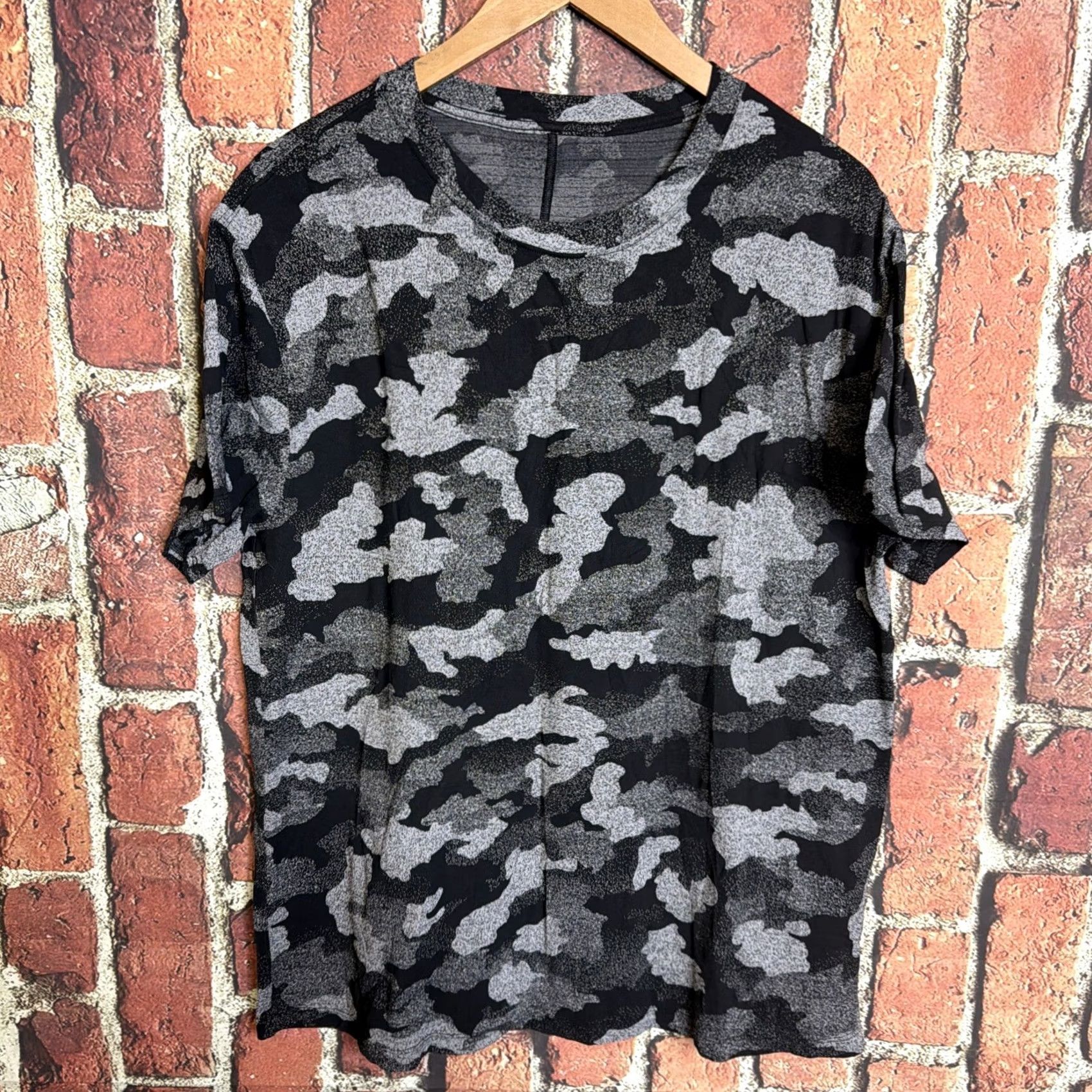 Lululemon Lululemon Shirt XL Black Gray Static Camo Running Athletic Short Sleeve Mens Size US XL / EU 56 / 4 - 2 Thumbnail