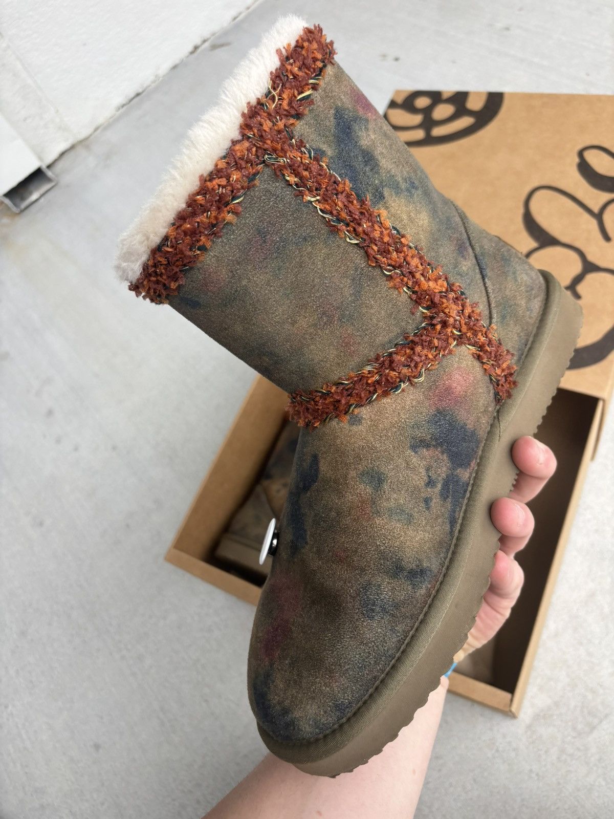 HMDD “Chanel” hmdd ugg boots with box barley worn Size US 9 / EU 42 - 15 Thumbnail
