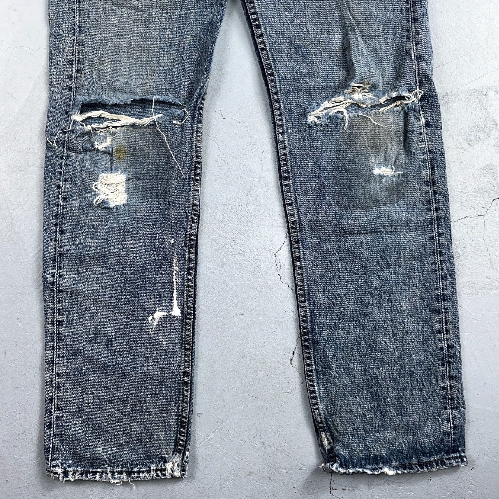 Levi's VINTAGE Levi's 501 Jeans Men's Regular Fit Straight Leg 80s Light Wash Blue 31x34 Size US 31 - 3 Thumbnail