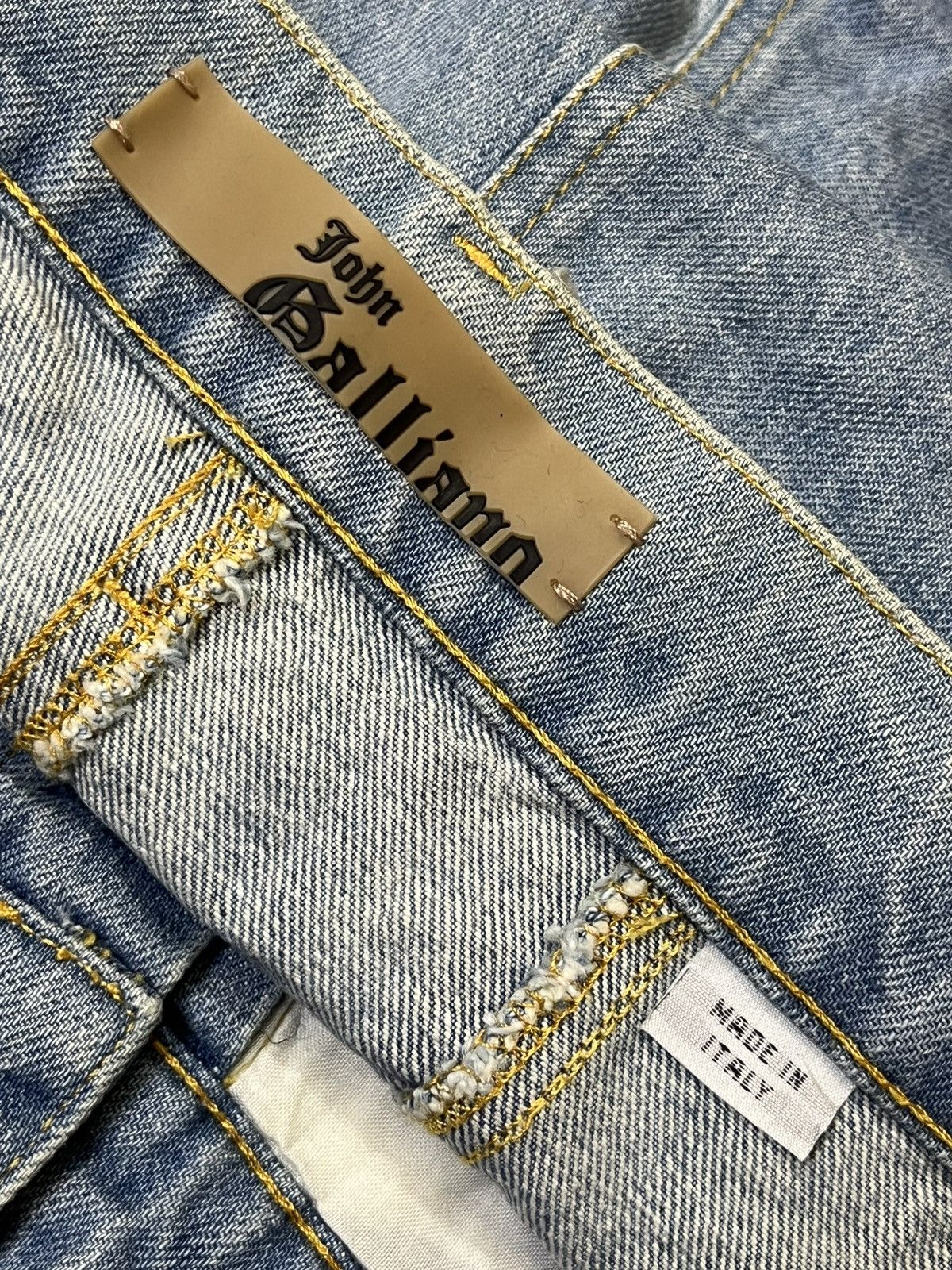 John Galliano JOHN GALLIANO MADE IN ITALY CURVE LEG JEANS Size US 31 - 17 Thumbnail