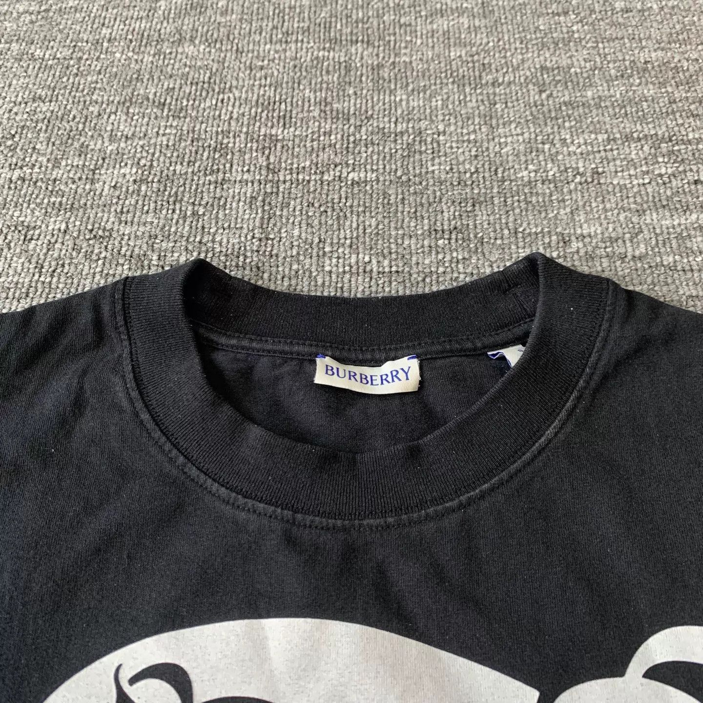 Burberry Burberry Black Knight Large Print Tee S 9/10 #14014 Size US S / EU 44-46 / 1 - 8 Thumbnail