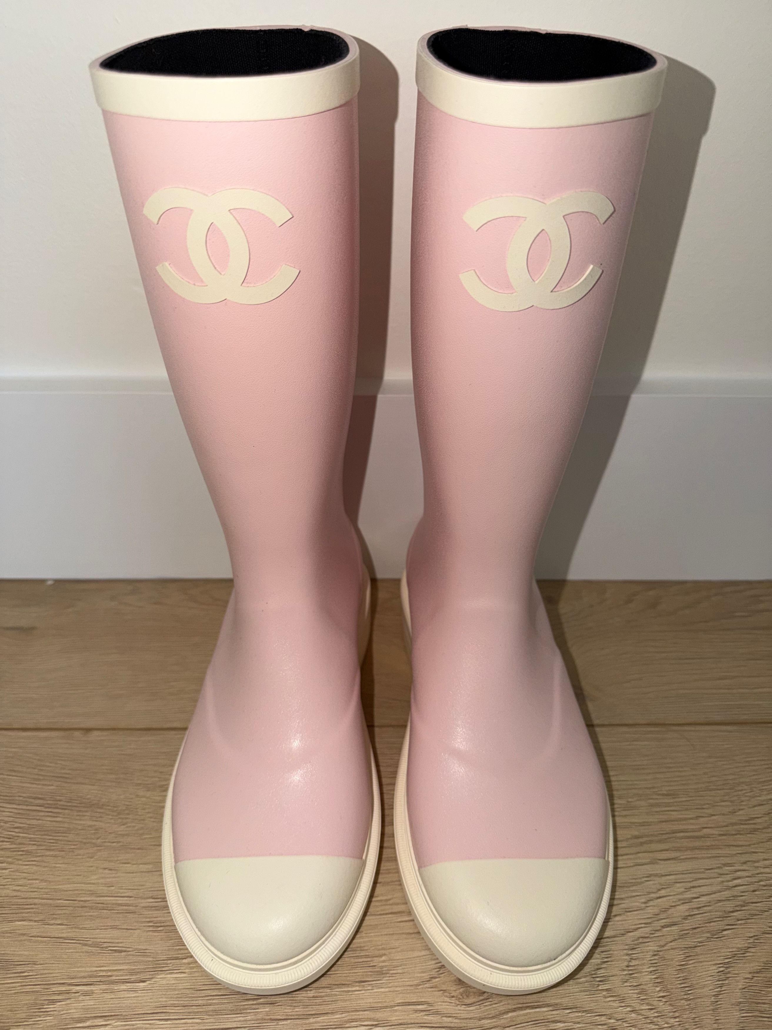 Chanel Chanel 26C White CC Logo High Pull On Rubber Rain Boots 39 Size US 9 / IT 39 - 16 Thumbnail