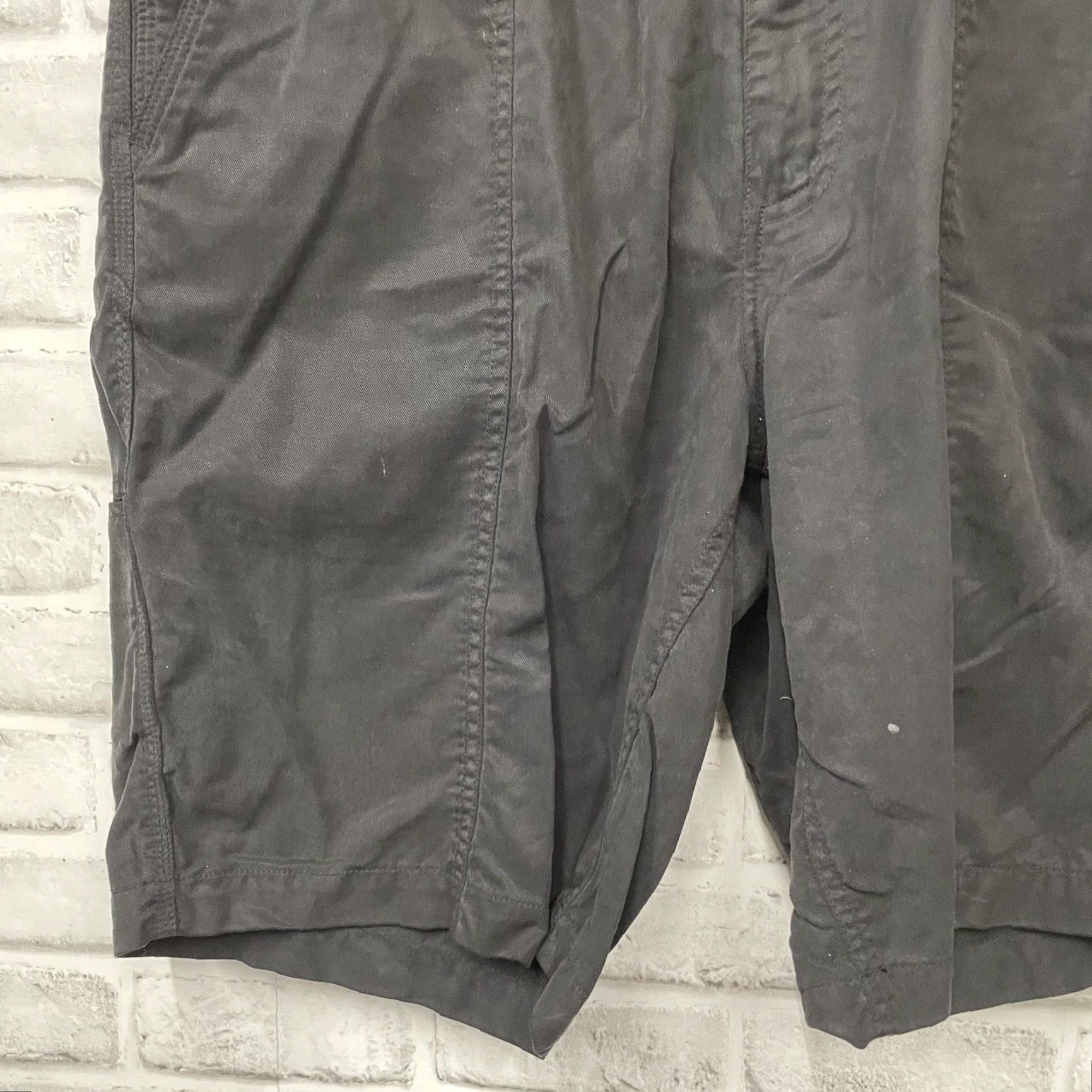 Tommy Bahama Tommy Bahama Shorts Mens Size 35 Black Cotton Blend Casual Size US 35 - 3 Thumbnail