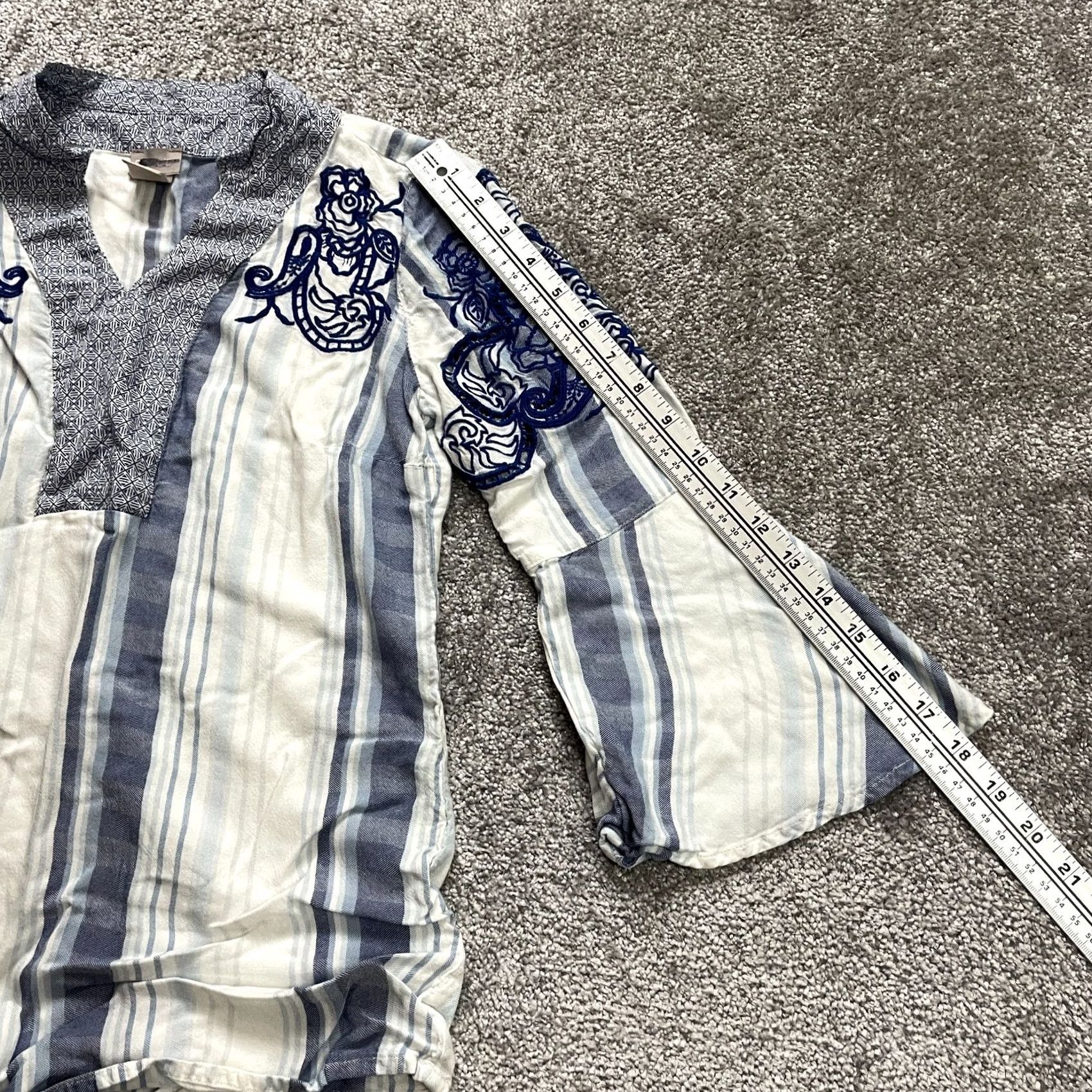 Vintage Chico's Blouse Shirt Womens 2P XS White Blue Striped Embroidered Knit Rayon V-Neck 3/4 Sleeve Patchwork? Size XS / US 0-2 / IT 36-38 - 2 Thumbnail