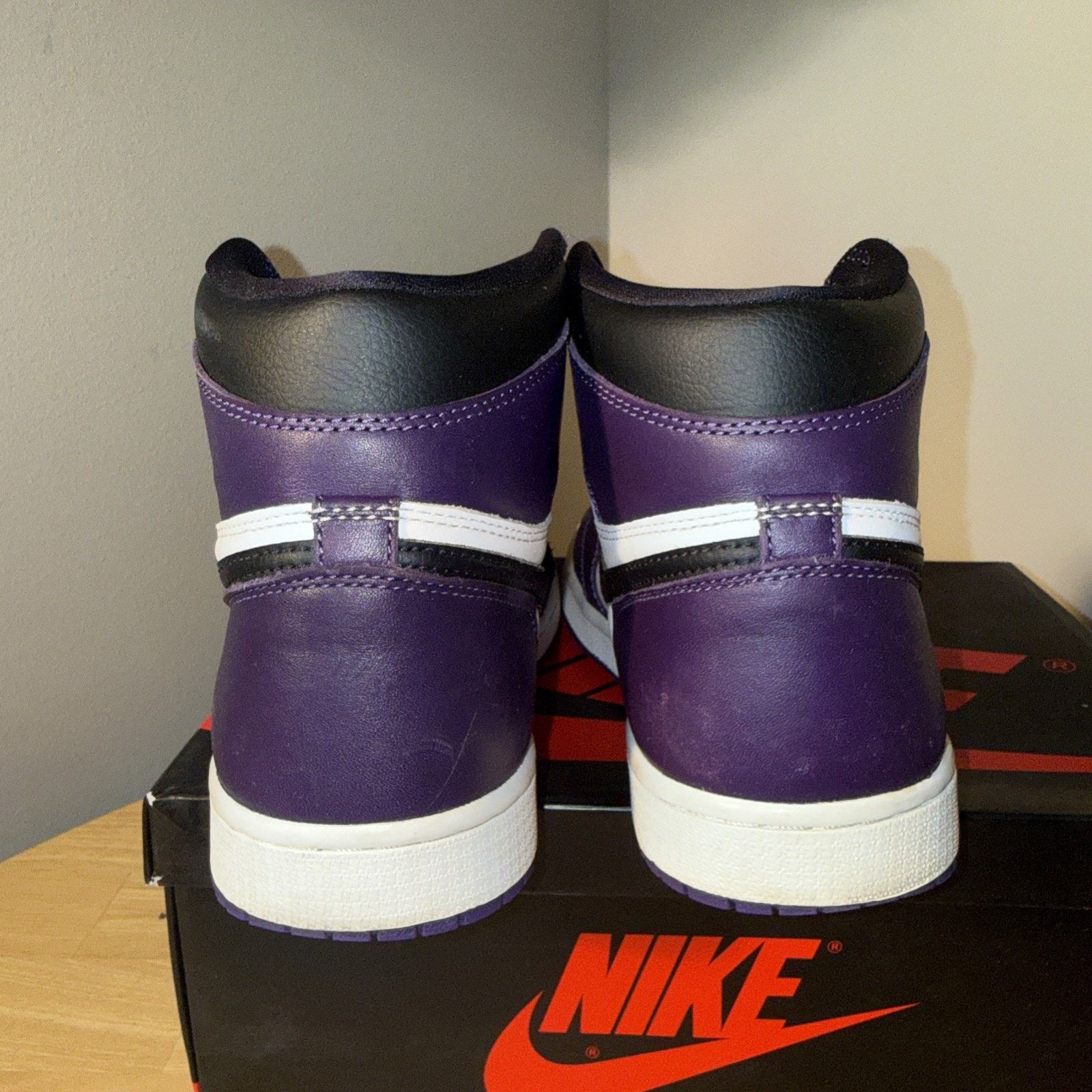 Size 9.5 Men Jordan 1 Retro High OG Court Purple 555088-500