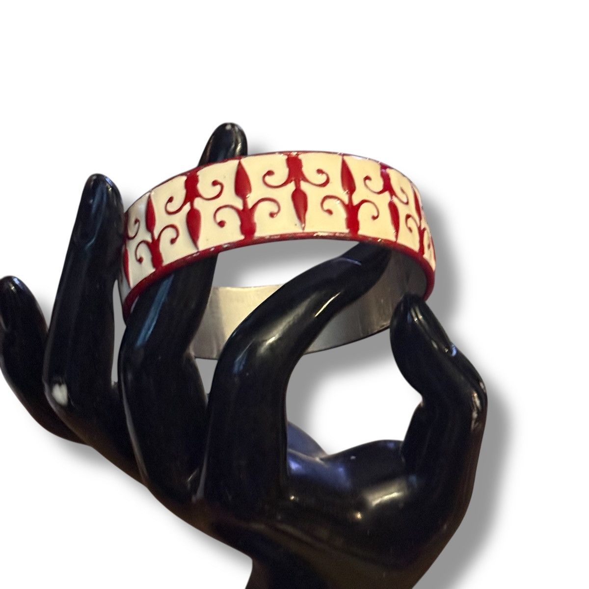 Vintage Vintage red and white enamel bangle bracelet Size ONE SIZE - 2 Thumbnail