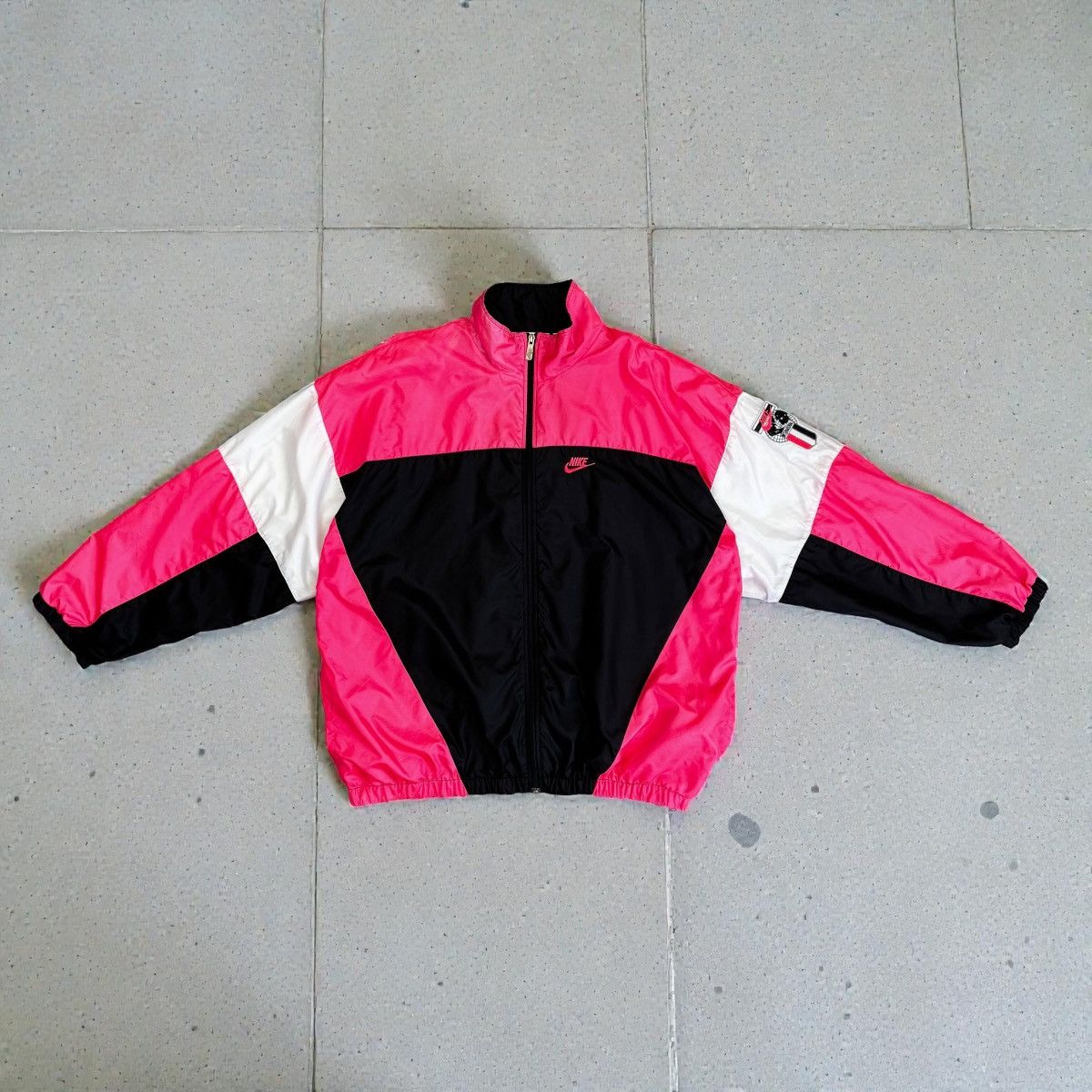 Nike Vintage Nike International Nylon Men Track Jacket Size XL Size US XL / EU 56 / 4 - 1 Thumbnail