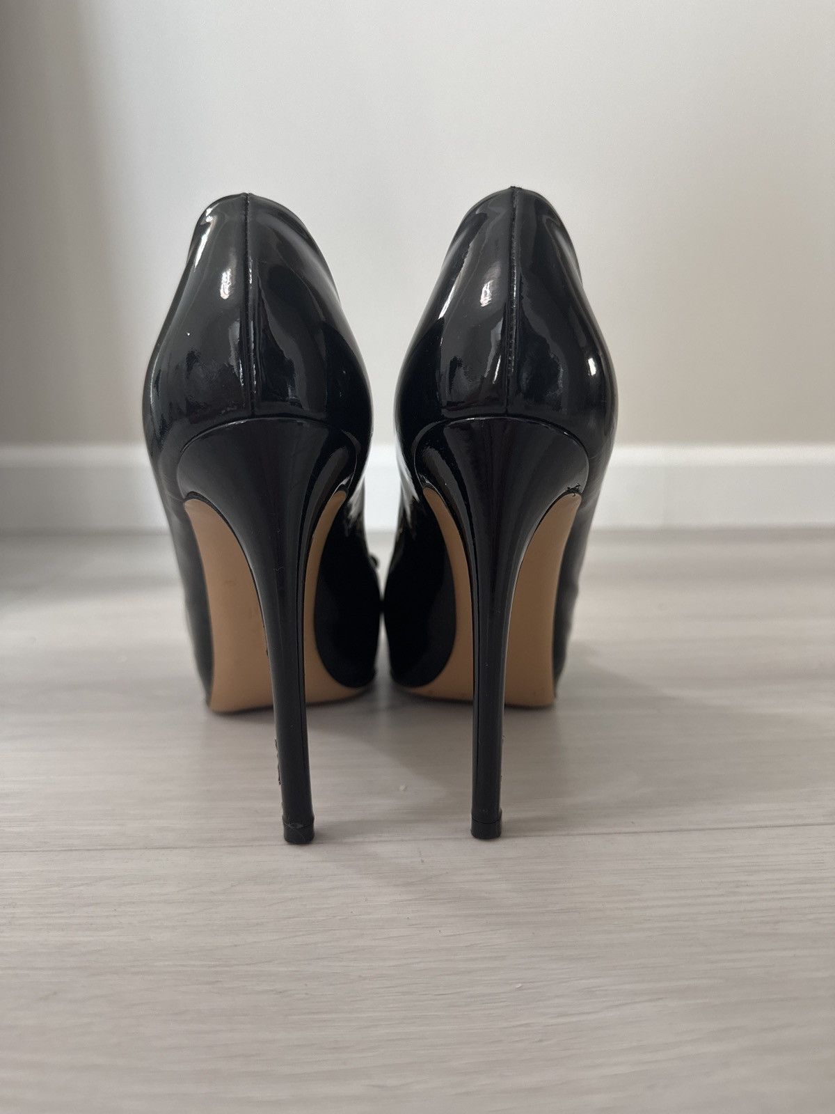 Salvatore Ferragamo Salvatore Ferragamo Black Leather Vara Bow Pumps Size 37 Size US 7 / IT 37 - 4 Thumbnail